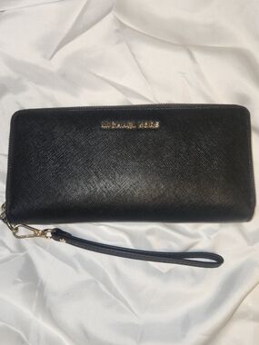 Michael Kors Black Saffiano Zip wallet